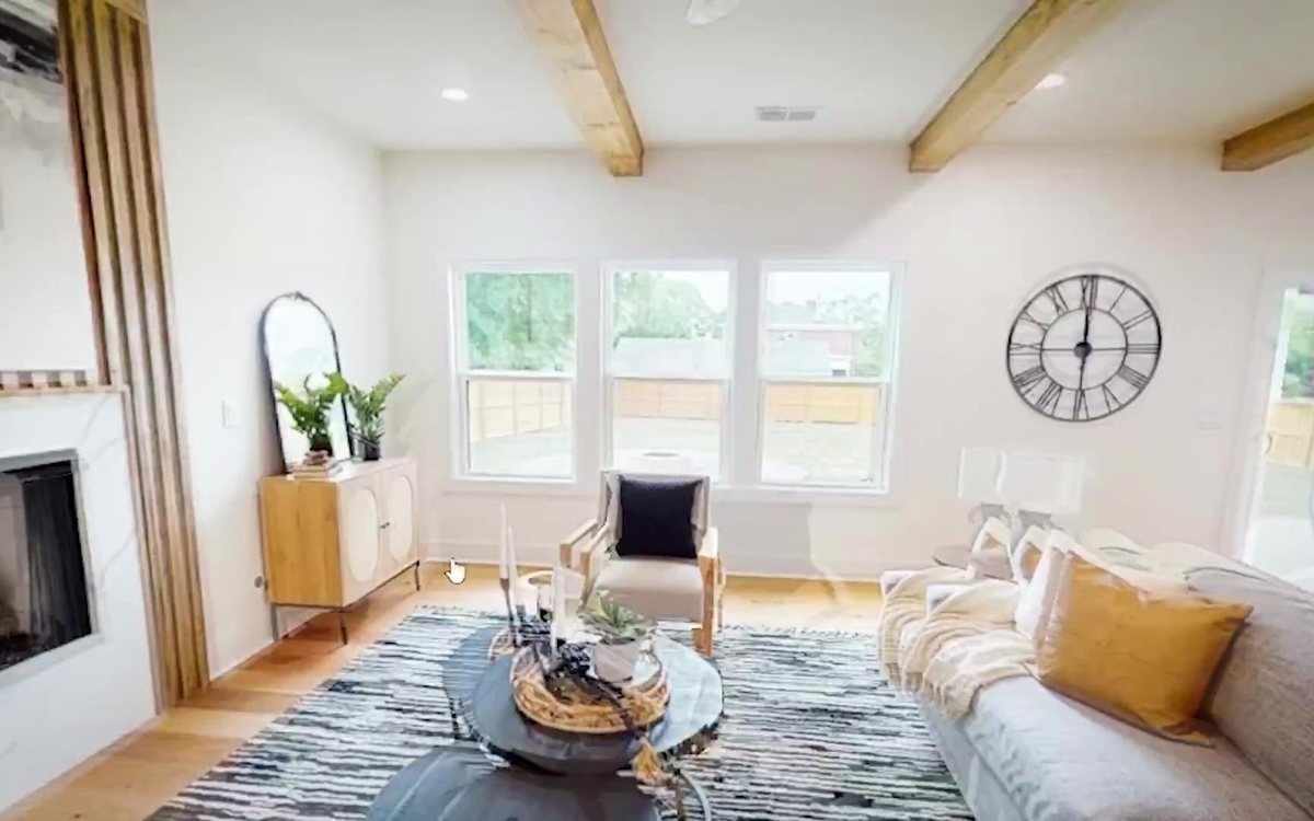 Salón con vigas de madera de una casa terminada junto al lago