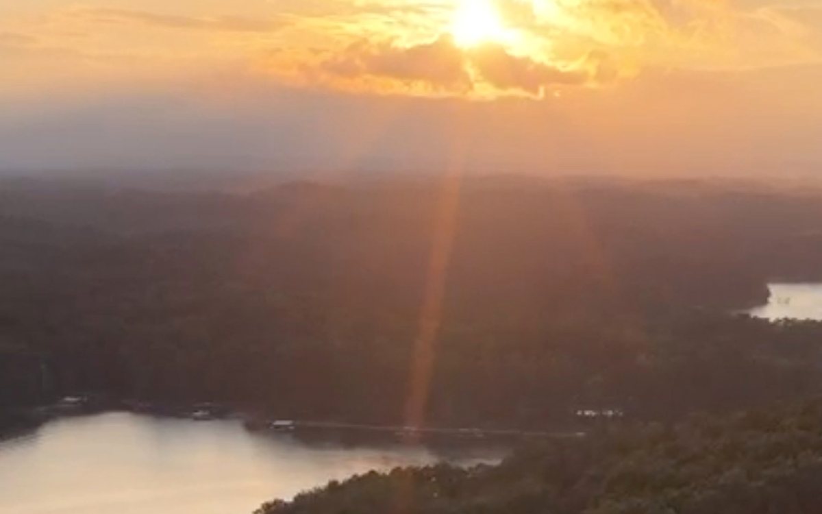 Atardecer sobre el lago y el bosque de Carolina del Sur